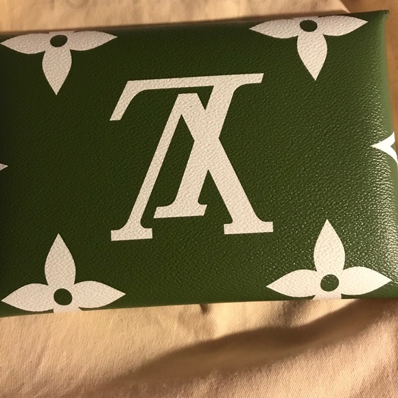 Louis Vuitton - Picture 4 of 10